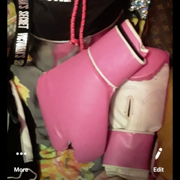 VICTORIA'S SECRET VSX PREVIEW 2011 BOXING GLOVES - Picture 2 of 11